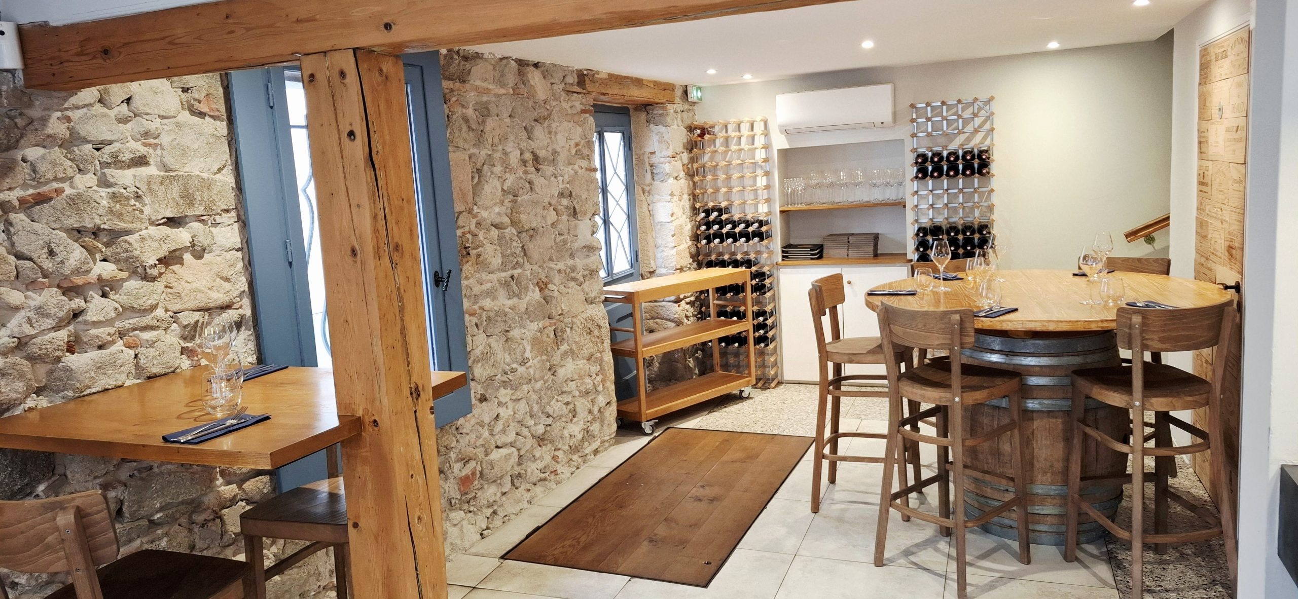 Salle et cave à vins du Comptoir 1940 à Condrieu